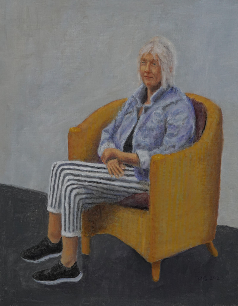 Dame in rotan stoel.